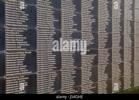 Muro dei Nomi dei più di 250.000 vittime del genocidio ruandese a Kigali Memorial Centre a Kigali, Ruanda, Africa Foto Stock