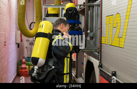 Vigile del fuoco tedesco in azione con serbatoio di ossigeno Foto Stock