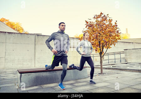 Coppia affondo facendo esercizio sulla strada di città Foto Stock