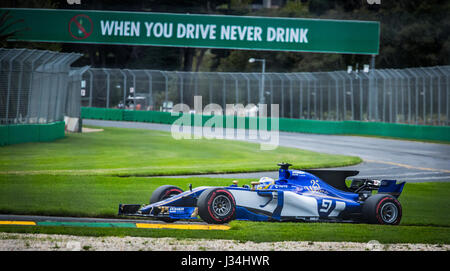 La Sauber la filatura in una trappola di ghiaia al 2017 Australian Formula One Grand Prix Foto Stock