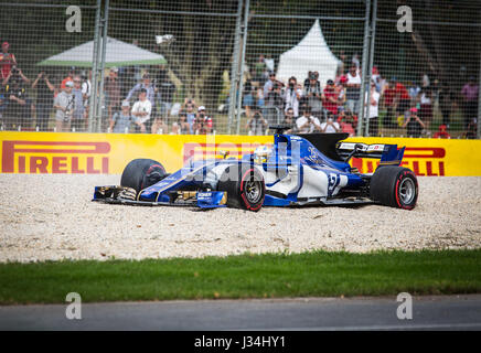 La Sauber la filatura in una trappola di ghiaia al 2017 Australian Formula One Grand Prix Foto Stock