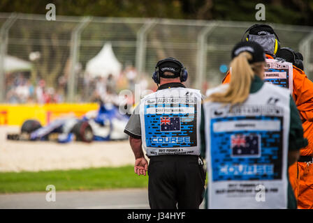 La Sauber la filatura in una trappola di ghiaia al 2017 Australian Formula One Grand Prix Foto Stock