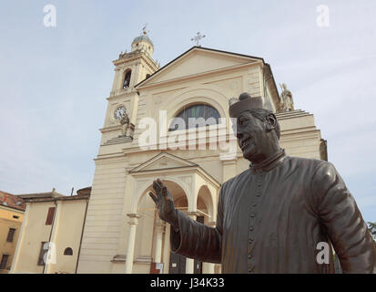 Statua di Don Camillo, eseguita dall'attore Fernand Joseph desiderio Contandin, chiamato Fernandel, di fronte alla chiesa di Santa Maria Nacente e San Genesio, Foto Stock