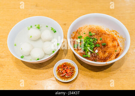 Pasto abbondante di Teowchew Fishball noodles per luce eater Fishball tagliatelle fatte esclusivamente di pasta di pesce e stampato in sfere o fette fishcake Foto Stock