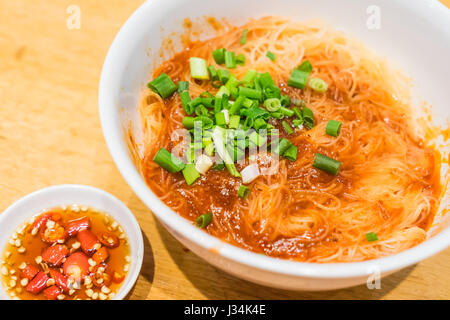 Pasto abbondante di Teowchew Fishball noodles per luce eater Fishball tagliatelle fatte esclusivamente di pasta di pesce e stampato in sfere o fette fishcake Foto Stock