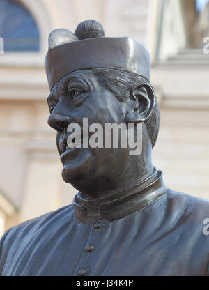 Statua di Don Camillo, eseguita dall'attore Fernand Joseph desiderio Contandin, chiamato Fernandel, di fronte alla chiesa di Santa Maria Nacente e San Genesio, Foto Stock