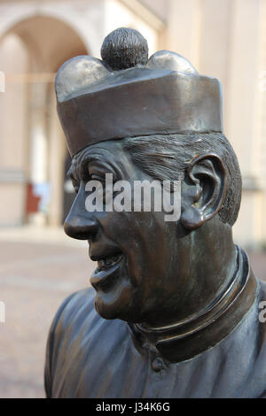 Statua di Don Camillo, eseguita dall'attore Fernand Joseph desiderio Contandin, chiamato Fernandel, di fronte alla chiesa di Santa Maria Nacente e San Genesio, Foto Stock