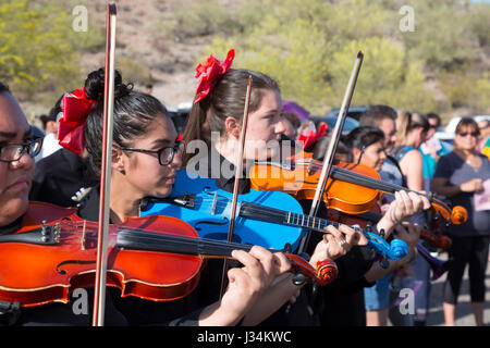 Tucson, Arizona - musicisti suonano all'inizio di un esercizio annuale di processione del Venerdì santo in cui i partecipanti portano a una grande croce fino Sentinel Montagna. Il Foto Stock