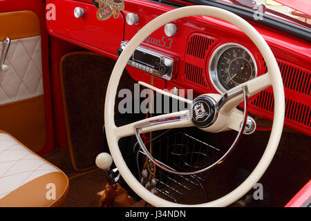 Una VW Beetle interno al Santa Pod raceway in Inghilterra Foto Stock