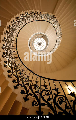 Il Tulip scale in Queen's House, Greenwich sono state costruite nel XVII secolo e sono state il primo geometrico autoportante scalinata a spirale in Gran Bretagna. Foto Stock
