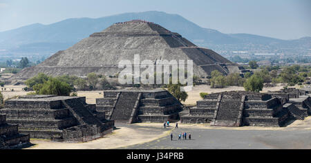 Teotihuacan, Messico - 21 Aprile 2017: Turisti in cima e salendo la Piramide del sole con altri turisti in Plaza di fronte la Piramide della Luna Foto Stock
