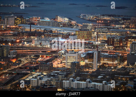 Uptown dello skyline di Boston di notte in Massachusetts, Stati Uniti, STATI UNITI D'AMERICA, Foto Stock