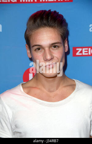 Ventola del partito tedesco RTL2 serie TV "Koeln 50667' a Cage Club - Arrivi con: Mike Luxen (Ben) dove: Colonia, Germania Quando: 01 Apr 2017 Credit: WENN.com Foto Stock