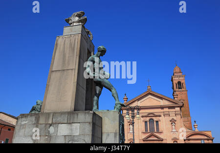 Memorial presso la Piazza unita e la chiesa abbaziale di Santo Stefano in der Stadt Novellara, Novellara, Provincia di Reggio Emilia, Emilia-Romagna, ho Foto Stock