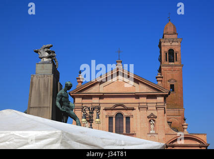 Memorial presso la Piazza unita e la chiesa abbaziale di Santo Stefano in der Stadt Novellara, Novellara, Provincia di Reggio Emilia, Emilia-Romagna, ho Foto Stock