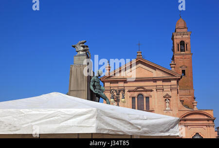 Memorial presso la Piazza unita e la chiesa abbaziale di Santo Stefano in der Stadt Novellara, Novellara, Provincia di Reggio Emilia, Emilia-Romagna, ho Foto Stock