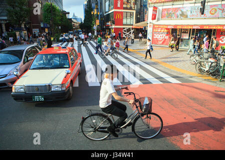 TOKYO GIAPPONE-settembre 11 : giapponese camminando sulla strada urbana nel cuore di Tokyo il 11 settembre 2015 a Tokyo Giappone Foto Stock