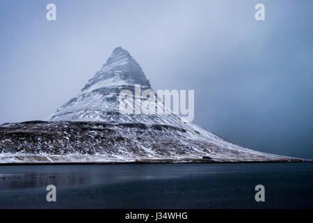 GRUNDARFJOROUR, Islanda - CIRCA NEL MARZO 2015: Kirkjufell montagna vicino a Grundarfjordur, un punto di riferimento nella penisola Snaefellsness. Foto Stock