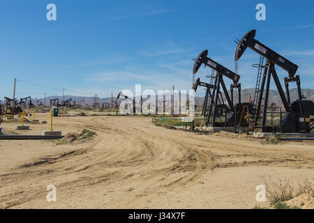 Annuendo asini o un fascio a piedi in Taft California sono overground rigidi per una pompa a immersione in un foro di trivellazione utilizzato per sollevare il petrolio da pozzi di petrolio Foto Stock