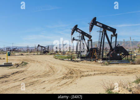 Annuendo asini o un fascio a piedi in Taft California sono overground rigidi per una pompa a immersione in un foro di trivellazione utilizzato per sollevare il petrolio da pozzi di petrolio Foto Stock