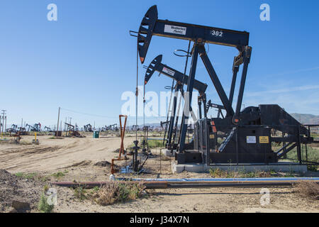 Annuendo asini o un fascio a piedi in Taft California sono overground rigidi per una pompa a immersione in un foro di trivellazione utilizzato per sollevare il petrolio da pozzi di petrolio Foto Stock