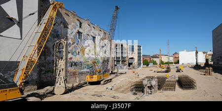 Berlino, Germania - 30 aprile 2017: sito in costruzione presso il Kunsthaus Tacheles. Il Tacheles era un centro artistico in Berlin Mitte Foto Stock