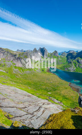 Una discesa ripida da questa scogliera finisce nel super chiare acque del mare al di sotto - Isole Lofoten in Norvegia Foto Stock