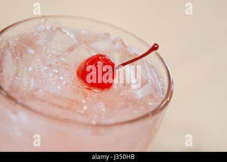 Una vista ingrandita di una ciliegia estivo di soda di fosfato su ghiaccio, condito con ciliegie al maraschino Foto Stock