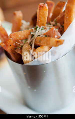 Close-up foto di patatine fritte in una vaschetta di acciaio inossidabile Foto Stock