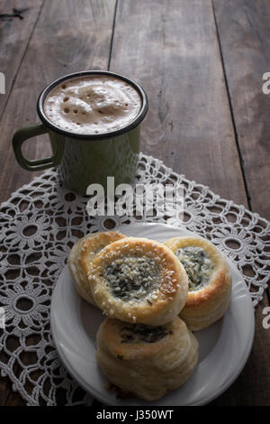 Pasta sfoglia ripiene di formaggi e caffè, close up Foto Stock