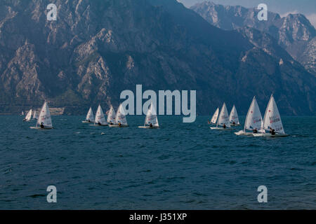 Imbarcazione a vela in windy summerday sul lago di Garda Italia Foto Stock