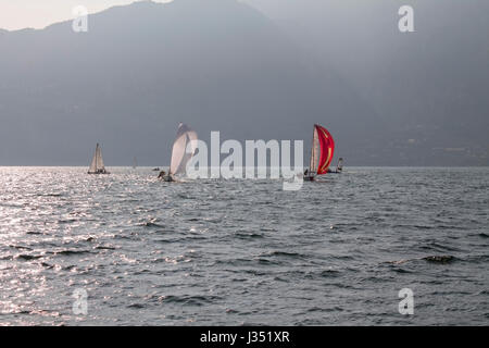 Imbarcazione a vela in windy summerday sul lago di Garda. Foto Stock