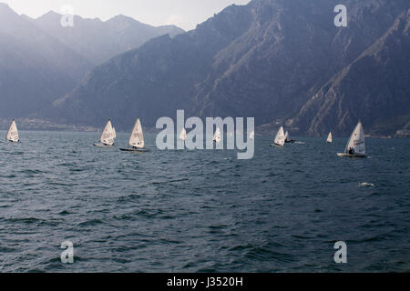 Imbarcazione a vela in windy summerday sul lago di Garda. Foto Stock