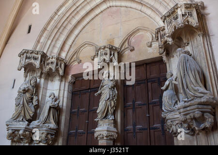 Monumento a Filippo il grassetto olandese da scultore rinascimentale Claus Sluter presso il portale della chiesa del monastero in La Chartreuse de Champmol a Digione, Borgogna, Francia. San Giovanni Battista, il duca Filippo II di Borgogna, Vergine Maria, contessa Margherita III delle Fiandre e Santa Margherita sono rappresentati da sinistra a destra. Foto Stock