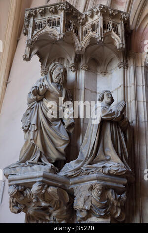 San Giovanni Battista (L) e il duca Filippo II di Borgogna (R). Dettaglio del memoriale di Filippo il grassetto olandese da scultore rinascimentale Claus Sluter presso il portale della chiesa del monastero in La Chartreuse de Champmol a Digione, Borgogna, Francia. Foto Stock