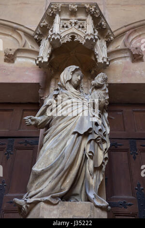 Statua della Vergine Maria olandese da scultore rinascimentale Claus Sluter. Dettaglio del memoriale di Filippo il grassetto al portale della chiesa del monastero in La Chartreuse de Champmol a Digione, Borgogna, Francia. Foto Stock