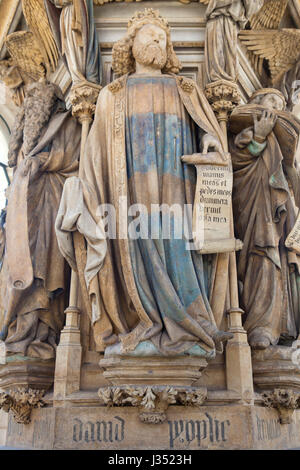 Il re Davide raffigurato sul bene di Mosè olandese da scultore rinascimentale Claus Sluter in La Chartreuse de Champmol a Digione, Borgogna, Francia. Foto Stock