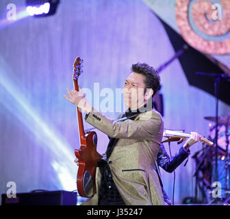 Verona VR, Italia - 1 Maggio 2017: il chitarrista Tomoyasu Hotei al concerto dal vivo di zucchero Fornaciari in Arena di Verona Foto Stock