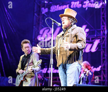 Verona VR, Italia - 1 Maggio 2017: concerto dal vivo a Arena di zucchero Fornaciari zucchero chiamato un cantante italiano con il chitarrista Tomoyasu Hotei Foto Stock