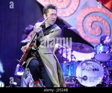 Verona VR, Italia - 1 Maggio 2017: il chitarrista Tomoyasu Hotei al concerto dal vivo di zucchero Fornaciari in Arena di Verona Foto Stock