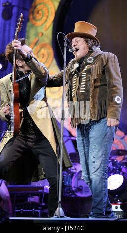 Verona VR, Italia - 1 Maggio 2017: concerto dal vivo a Arena di zucchero Fornaciari zucchero chiamato un cantante italiano con il chitarrista Tomoyasu Hotei Foto Stock