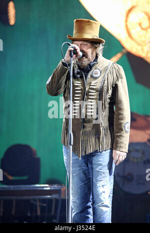 Verona VR, Italia - 1 Maggio 2017: concerto dal vivo a Verona Arena di zucchero Fornaciari zucchero chiamato un italiano cantautore e musicista Foto Stock