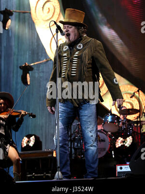 Verona VR, Italia - 1 Maggio 2017: concerto dal vivo a Verona Arena di zucchero Fornaciari zucchero chiamato un italiano cantautore e musicista Foto Stock