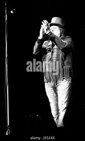 Verona VR, Italia - 1 Maggio 2017: concerto dal vivo a Verona Arena di zucchero Fornaciari zucchero chiamato un italiano cantautore e musicista Foto Stock