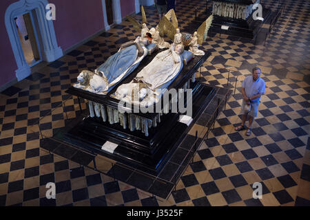 Tomba del Duca Giovanni il senza paura e la sua consorte Margherita di Baviera scolpito da scultore spagnolo Jean de la huerta in collaborazione con lo scultore francese Antoine Le Moiturier nel palazzo dei Duchi di Borgogna, ora in mostra al Musée des Beaux-Arts de Dijon (Museo delle Belle Arti a Dijon, Borgogna, Francia. Foto Stock