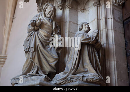 San Giovanni Battista (L) e il duca Filippo II di Borgogna (R). Dettaglio del memoriale di Filippo il grassetto olandese da scultore rinascimentale Claus Sluter presso il portale della chiesa del monastero in La Chartreuse de Champmol a Digione, Borgogna, Francia. Foto Stock