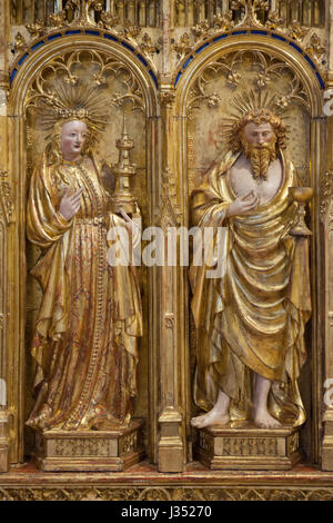 Santa Barbara (L) e Saint Judoc (R). Dettaglio dell'ala destra della pala della Crocifissione da La Chartreuse de Champmol dal Rinascimento Fiammingo scultore Jacques de Baerze (1390-1399) sul display al Musee des Beaux-Arts de Dijon (Museo delle Belle Arti a Dijon, Borgogna, Francia. Foto Stock