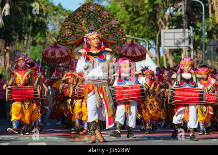 DENPASAR, isola di Bali, Indonesia - 11 giugno 2016: Gruppo del popolo Balinese. Ragazzi belli in colorati costumi tradizionali di riproduzione musica gamelan su stre Foto Stock