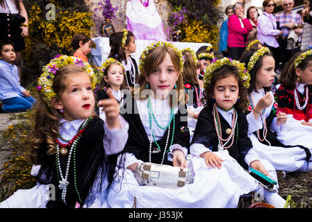 Madrid, Spagna. Il 2 maggio, 2017. Las Maya è una tradizione popolare in Colmenar Viejo, Madrid. (Foto: M. Credito: PACIFIC PRESS/Alamy Live News Foto Stock