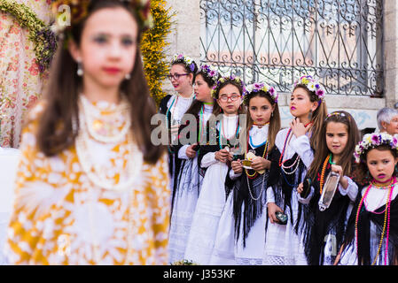 Madrid, Spagna. Il 2 maggio, 2017. Las Maya è una tradizione popolare in Colmenar Viejo, Madrid. (Foto: M. Credito: PACIFIC PRESS/Alamy Live News Foto Stock